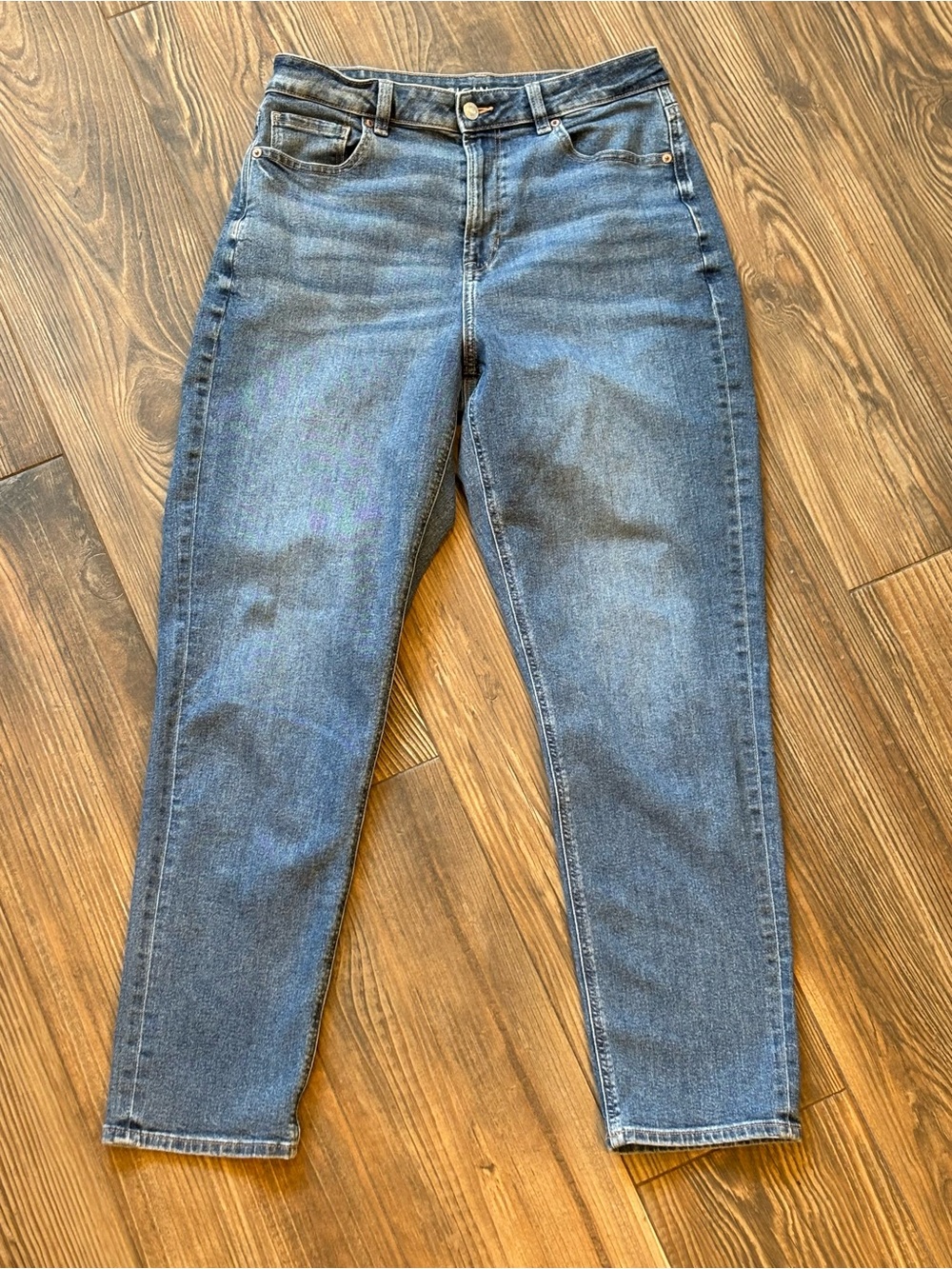 AMERICAN EAGLE HIGH WAIST STRAIGHT LEG STRETCH MOM JEANS